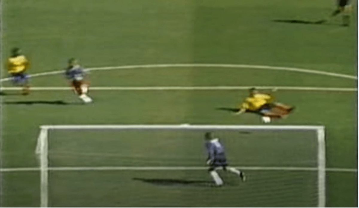 Andres Escobar joueur de lequipe de Colombie assassine apres avoir marque un but contre son camp lors de la Coupe du monde 1994 min