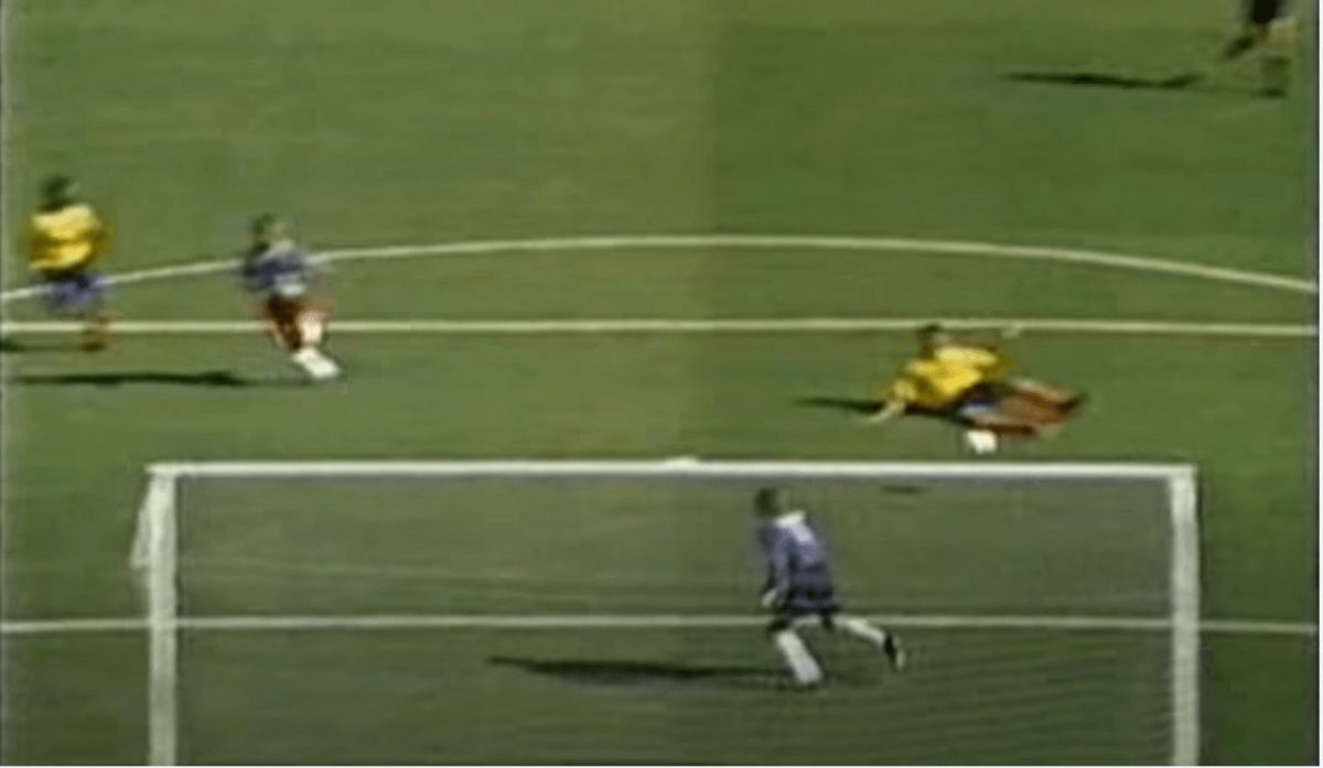 Andrés Escobar meurt assassiné après avoir marqué un but contre son camp avec la Colombie lors du Mondial 1994