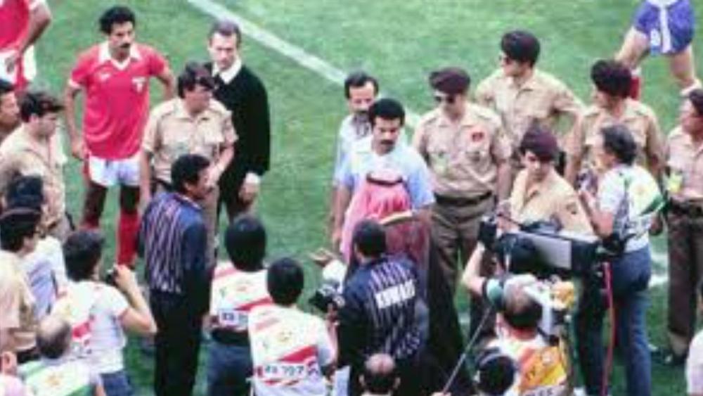 VIDÉO Le cheikh du Koweït descend sur le terrain pour faire invalider un but de la France au