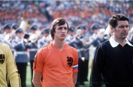 Johan Cruyff se fabrique son propre maillot des Pays-Bas pour masquer le sponsor lors du Mondial 1974