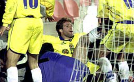 Le 29 novembre 2001, Martin Palermo court vers les supporters pour célébrer son but avec Villareal en Coupe du Roi. Sous le poids, les panneaux publicitaires s’effondrent sur lui. Résultat : fracture tibia-peroné, neuf mois d’arrêt et pas de Coupe du monde 2002 avec l’Argentine.