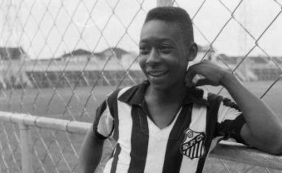 Pelé signe avec le club brésilien de Santos quand il a 15 ans. Il marque quatre buts lors de ses débuts dans un match de championnat contre les Corinthians le 7 septembre 1956.