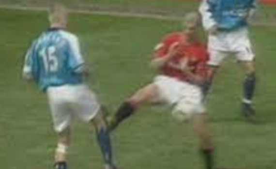 Lors du derby Manchester United-Manchester City en 2001, Roy Keane fait un attentat sur Alf-Inge Haaland sur son genou pour se venger car ce dernier l’a traité de simulateur trois ans plus tôt lors d’un contact durant la rencontre Leeds-Manchester United.