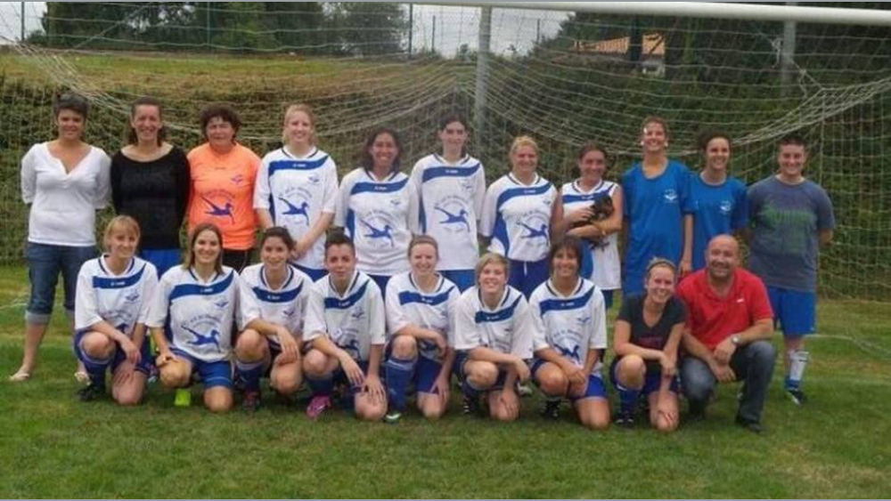 Les joueuses d’une équipe amateur taclent et maîtrisent des voleurs venus visiter leurs vestiaires