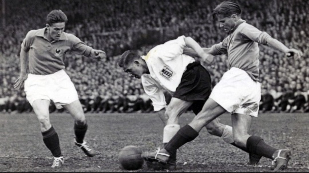 Le premier échange de maillots a lieu en 1931 entre les Français et les Anglais